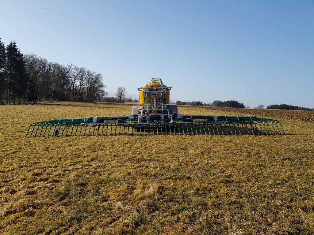 Zunhammer Güllefass mit Schleppschuhverteiler