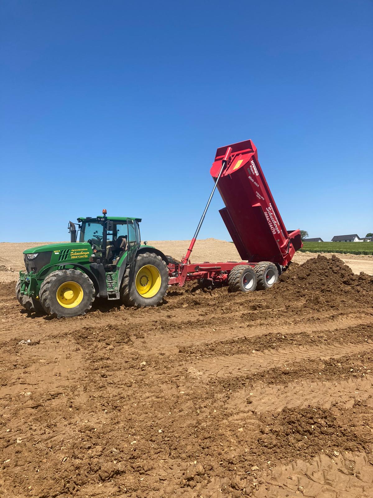 Erdmulde und 6210R 3 John Deere 6210R mit Krampe HP 20 Muldenkipper
